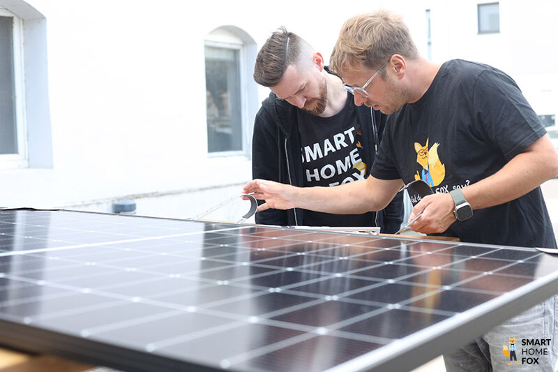 Die beiden Smart-Home-Fox Experten schauen fragend in das Handbuch bei der Installation des EcoFlow PowerStream Balkonkraftwerks im Test.